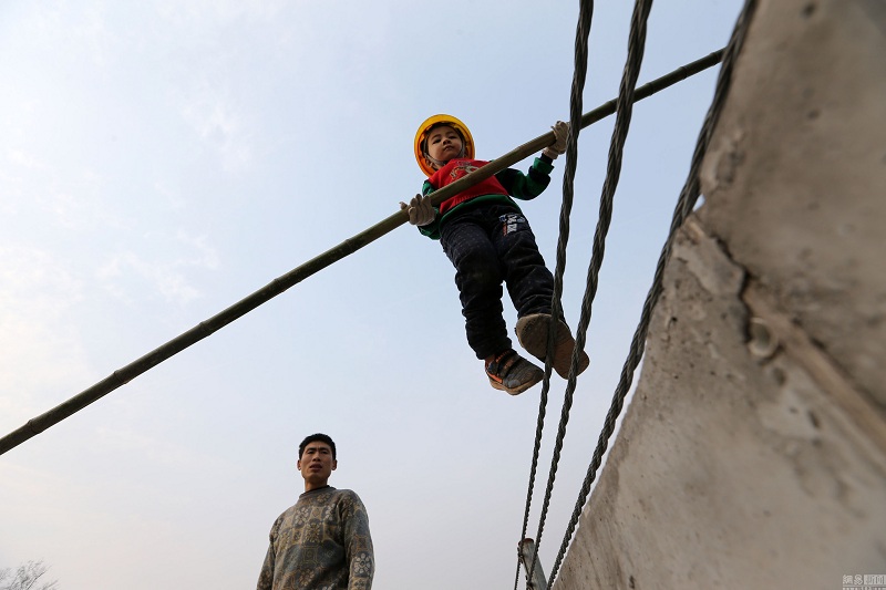 Chinese Dad Finds Unique Solution to Make His 5-Year-Old Son More Badass