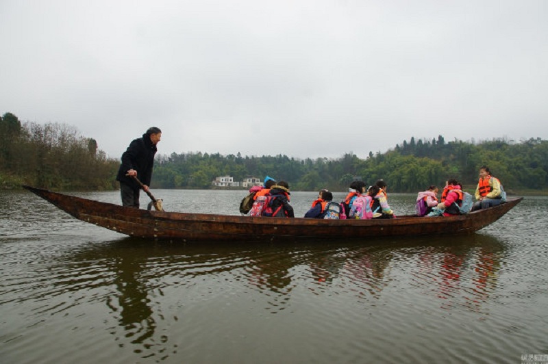 Chinese Teacher Has Been Ferrying His Kids to School For the Last 10 Years