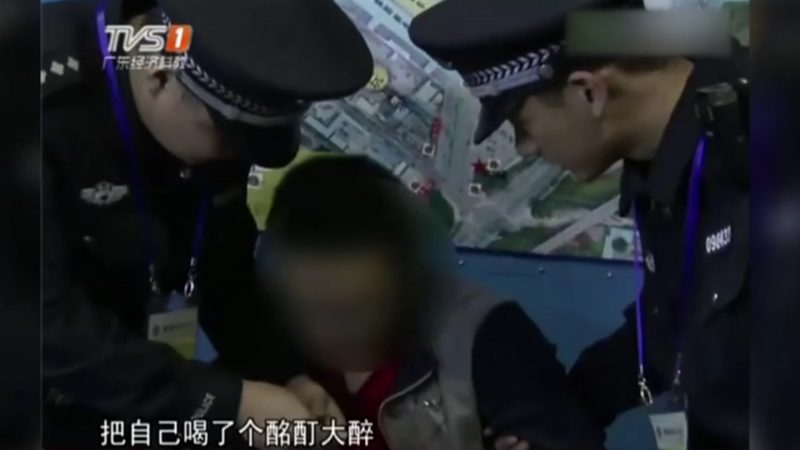 Chinese Police Give Relationship Advice to Drunk Man Visiting His Parents for Chinese New Year