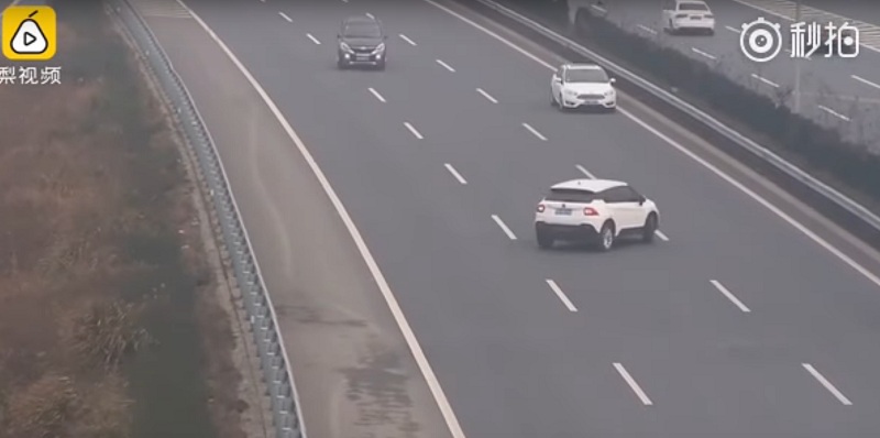 Chinese Driver Totally Thinks It’s Fine To Drive the Wrong Way on Freeway