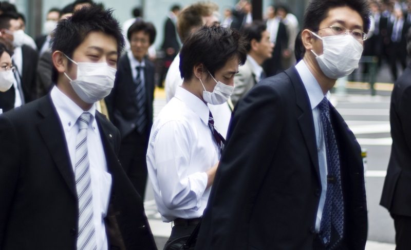 Orang jepang wiwik. Японцы одевают галстук на голову. Wearing a Mask in Japan.