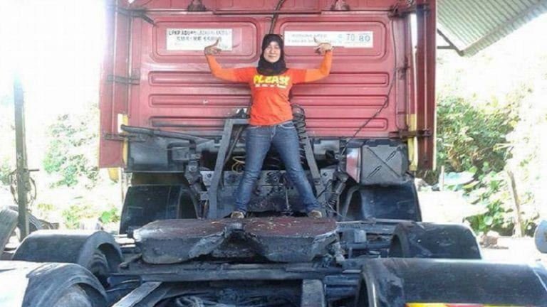 Badass Single Mom Drives a Truck to Support Her Kids in Malaysia
