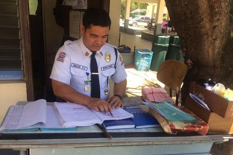 38-Year-Old Man Graduates From the Same College He Guarded for 17 Years in the Philippines
