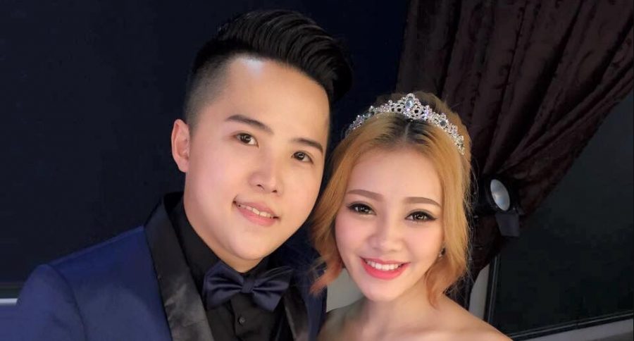 Malaysian Husband Spoils His Wife by Secretly Putting Stack of Cash in Her Purse