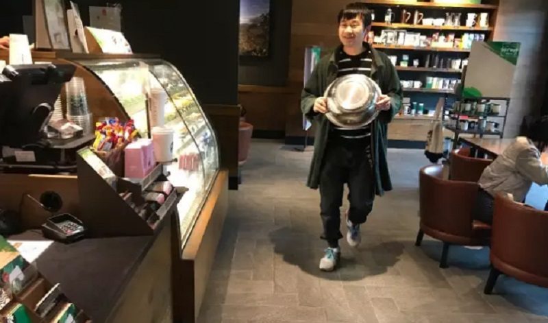Man Trolls Starbucks in China After They Offer Discounts to Customers Who Bring Their Own Cups