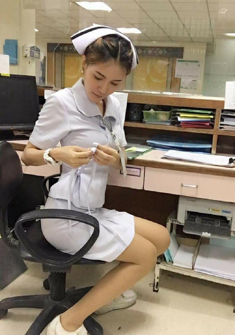 Секси медсестра оказала помощь пациенту Секси медсестра оказала помощь пациенту
