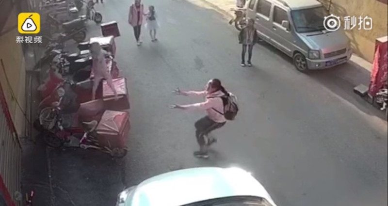 Netizens Hail Girl as a Hero for Trying to Catch Toddler Falling From a Building in China