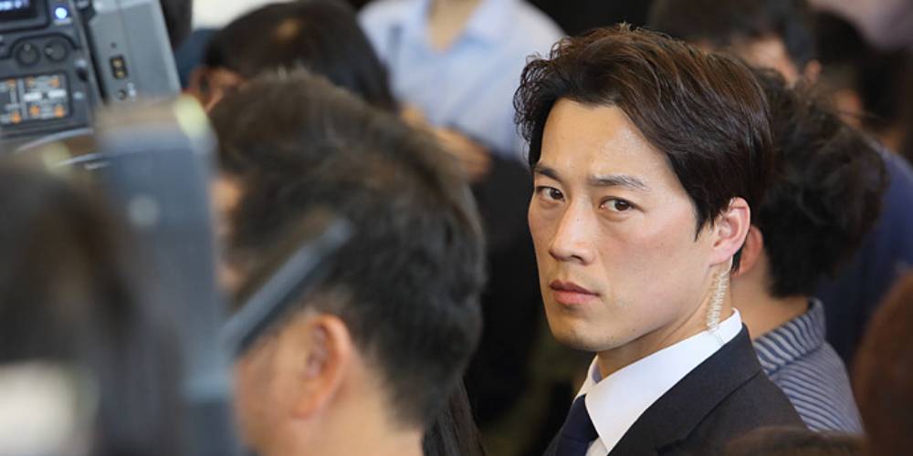 South Korea President’s Hot Bodyguard is Making the Internet Thirsty AF