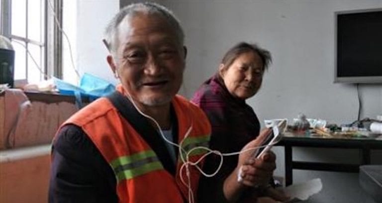 Chinese Students Campaign to Buy New Phone for Elderly Campus Worker