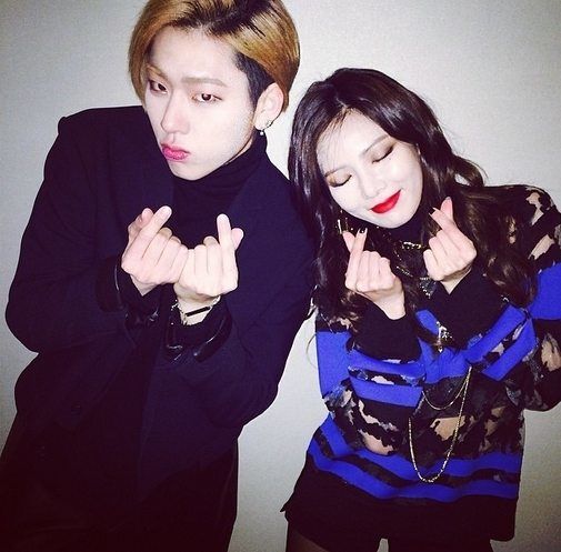 hyuna-zico-finger-heart