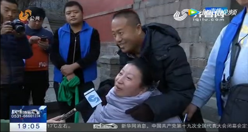 Chinese Man Carrying Disabled Wife to Top of Mountain is Relationship Goals