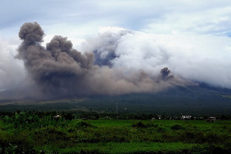 mount mayon smoke cloud