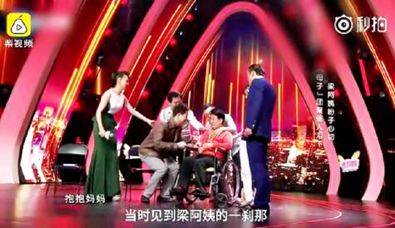 shanghai police officer meet couple who lost their son