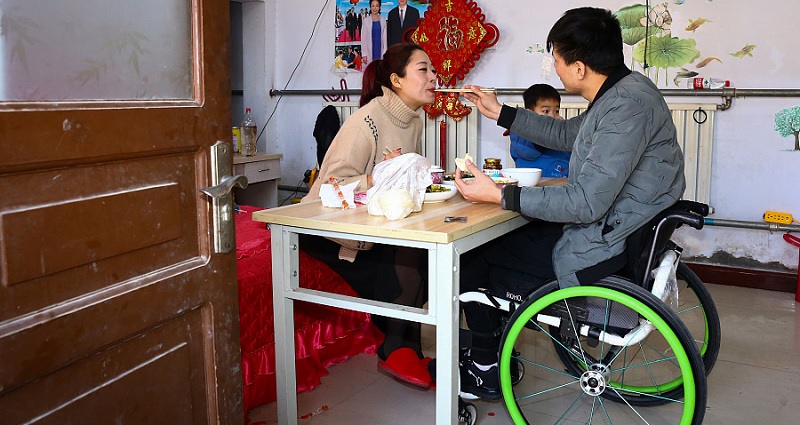 paralyzed chinese man and his wife