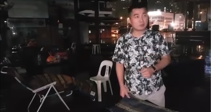Singaporean Restaurant Owner Helps Homeless People By Giving Out Blankets on Winter Nights