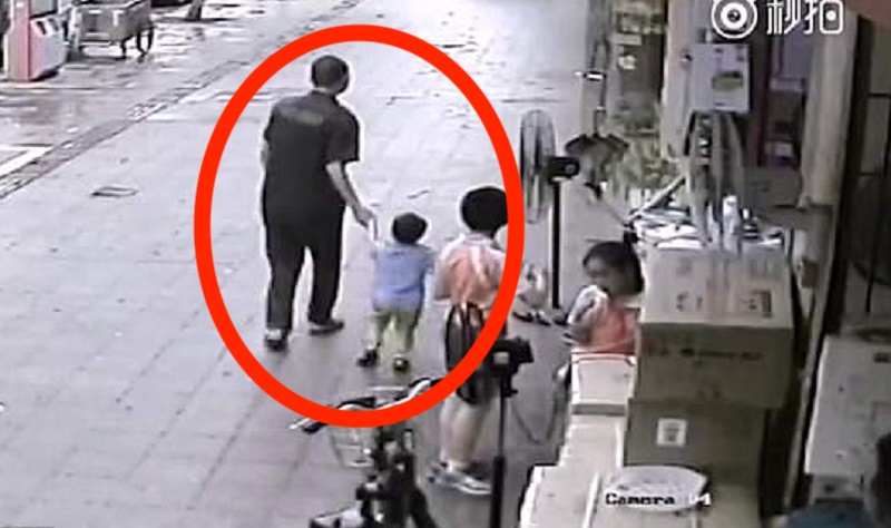 The Terrifying Moment a Suspected Trafficker Tries Abducting a Boy in China