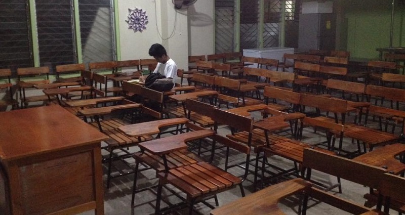 Filipino Student Does Homework at School Because There’s No Electricity at Home