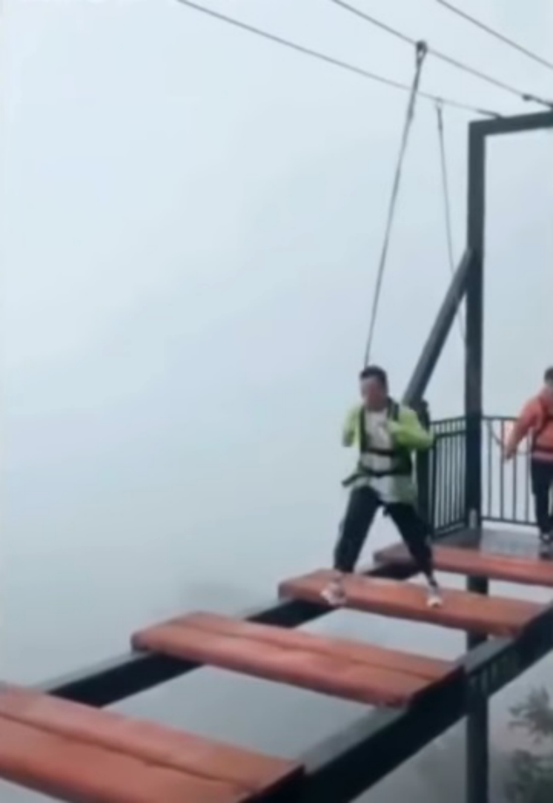 Lucky Tourist Crosses Terrifying Gap Bridge in China as Safety Rope ...