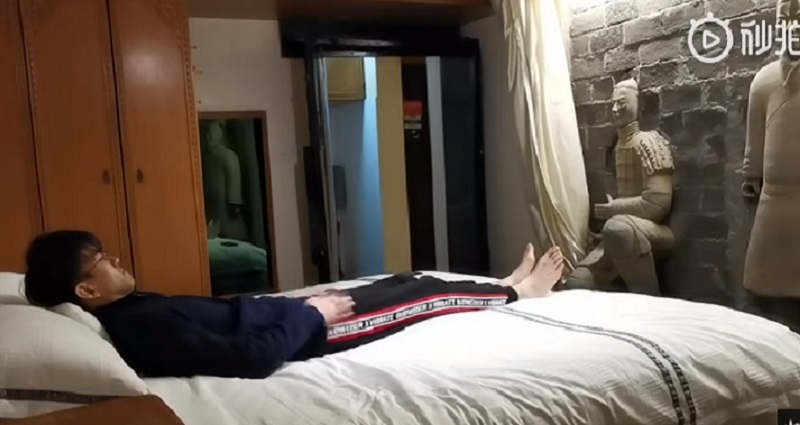 Chinese Vlogger Get Creeped Out Staying in Terracotta Warrior-Themed Hotel