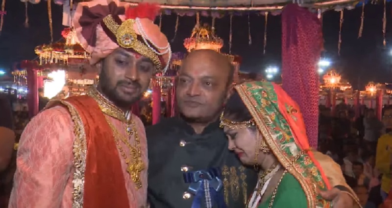 Rich Indian Tycoon Pays For the Weddings of Hundreds of Fatherless Brides in Massive Ceremony