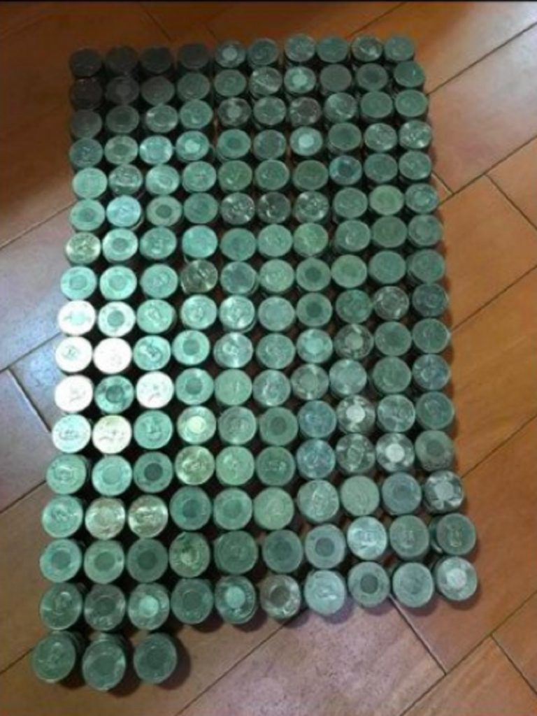 A Taiwanese father is winning the hearts of many people online after he voluntarily quits smoking cigarettes when his first child was born.