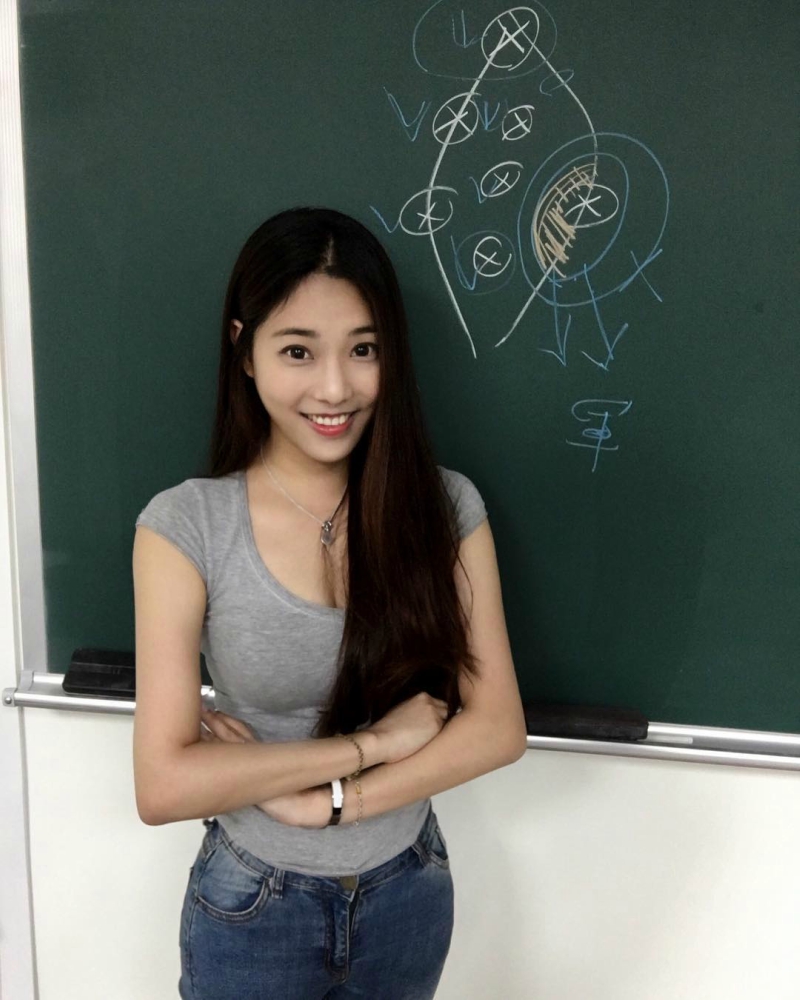 University Lecturer Goes Viral As ‘taiwan S Hottest Teacher