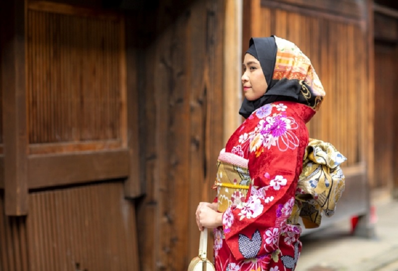 Yumeyakata, a Japanese kimono rental store that caters to foreigners, is now offering wagara hijabs for Muslim women.