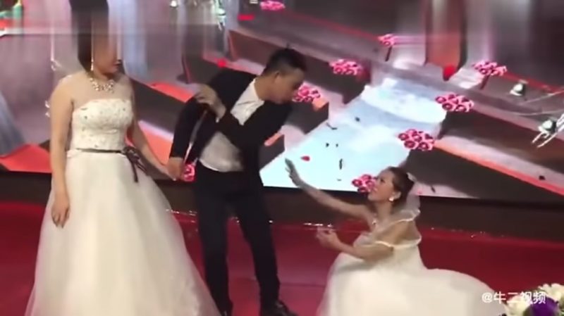 Grooms Ex Girlfriend Crashes His Wedding Dressed In A Bridal Gown 4021