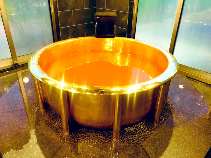 A golden bath tub in southern Japan has been recognized as the world’s heaviest tub by the Guinness World Records.