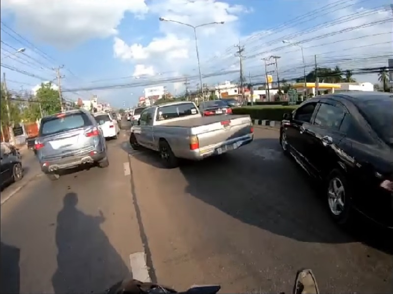 A Thai biker is being applauded online for his heroic deed when he helped an anguished father save his daughter after she suffered an epileptic seizure inside their car in a traffic jam.