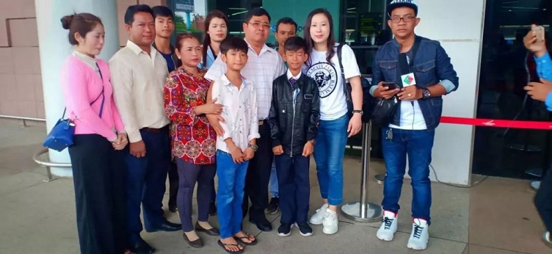 The 14-year-old super talented, multilingual Khmer street vendor, Thuch Salik, who can speak 15 languages, is now one step closer to his dream of studying in China and soaking in the Chinese culture thanks to a very generous Cambodian businessman.