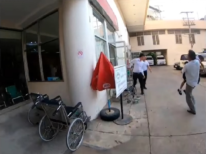 A Thai biker is being applauded online for his heroic deed when he helped an anguished father save his daughter after she suffered an epileptic seizure inside their car in a traffic jam.