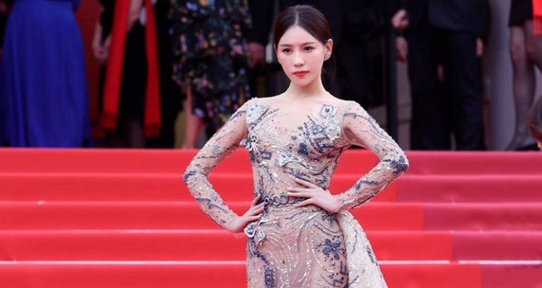 Actress Shi Yanfei Refuses to Stop Posing for Photos After Being Asked to Leave Red Carpet