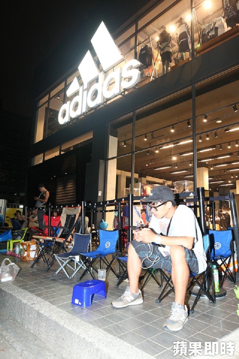 A Taiwanese father is capturing the hearts of many online after he was spotted waiting outside of a shop for three days just to purchase a pair of the limited-edition Yeezys sneakers as a reward for his son.