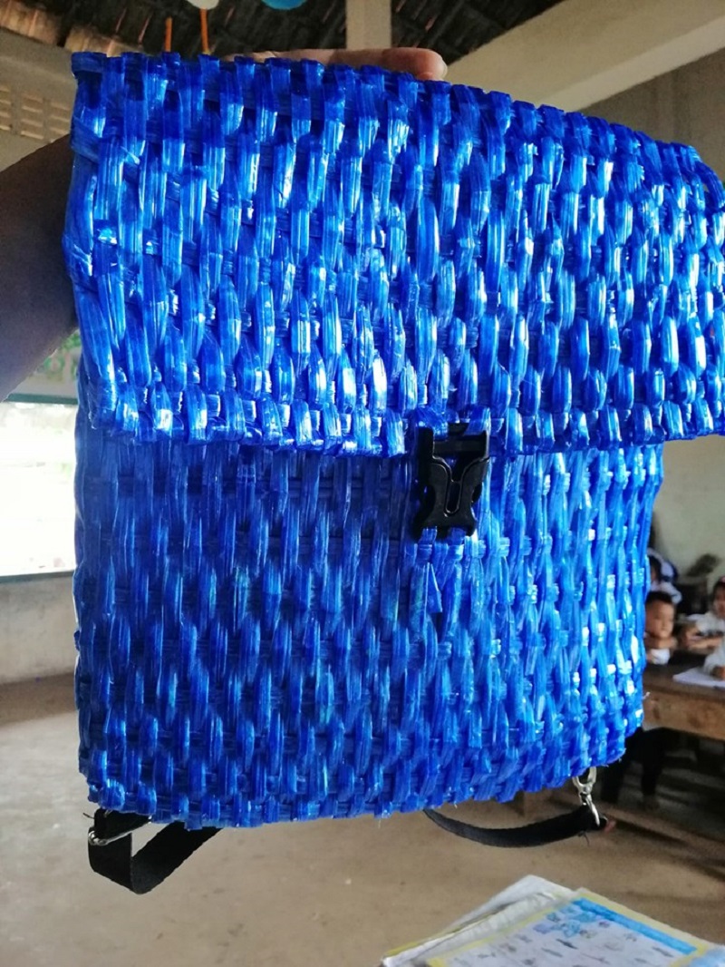 A Cambodian father has gone viral online for his amazing creativity and heartwarming gesture when he created a bag for his son out of raffia string because he couldn’t afford to buy him a new one.