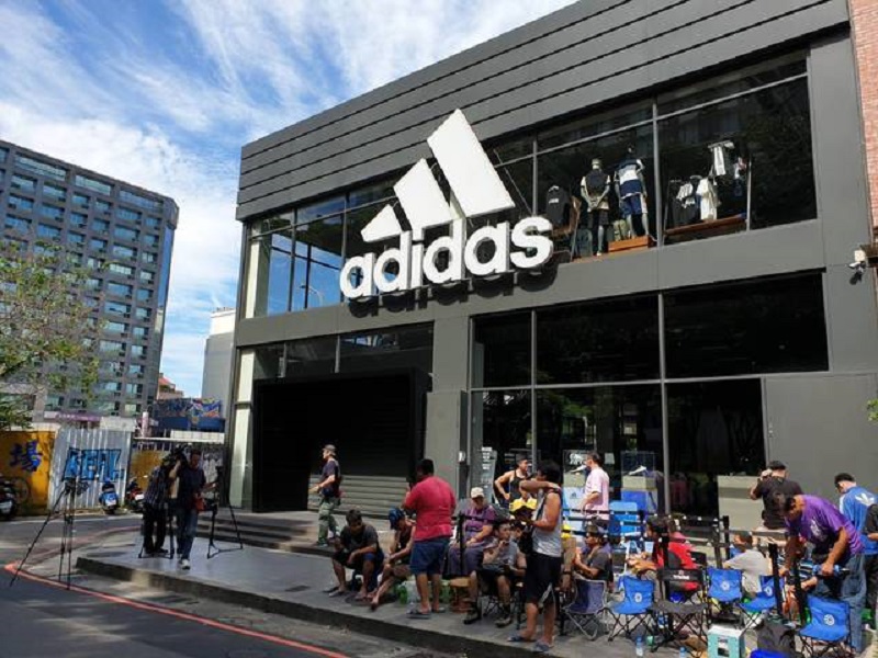A Taiwanese father is capturing the hearts of many online after he was spotted waiting outside of a shop for three days just to purchase a pair of the limited-edition Yeezys sneakers as a reward for his son.