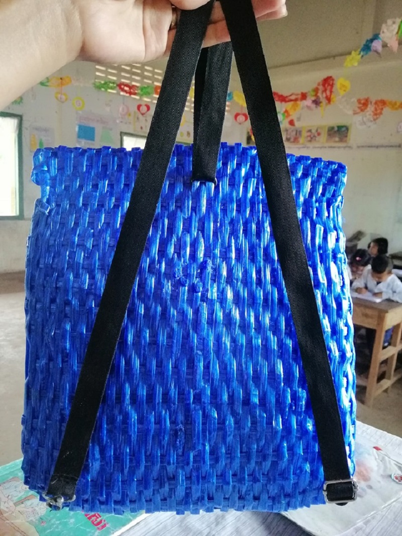A Cambodian father has gone viral online for his amazing creativity and heartwarming gesture when he created a bag for his son out of raffia string because he couldn’t afford to buy him a new one.
