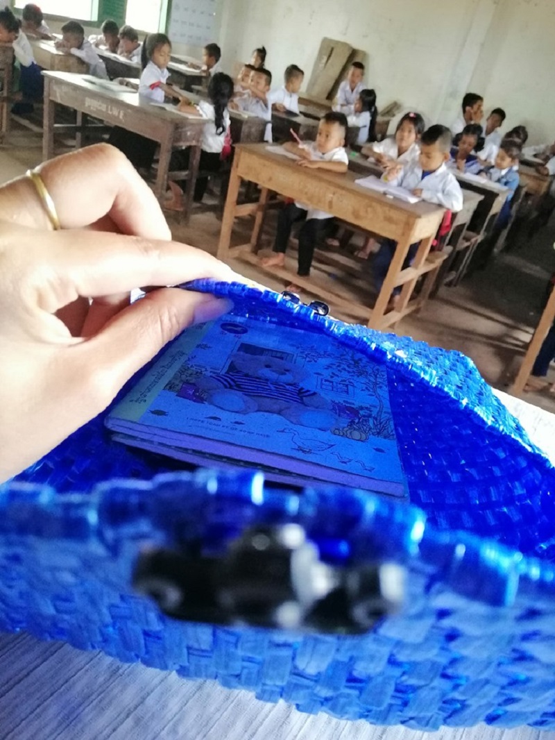 A Cambodian father has gone viral online for his amazing creativity and heartwarming gesture when he created a bag for his son out of raffia string because he couldn’t afford to buy him a new one.