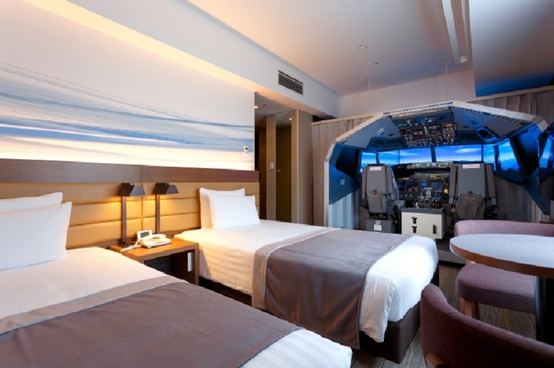 The Haneda Excel Hotel Tokyu, which is connected to the Haneda International Airport in Tokyo, has just unveiled a room equipped with a huge flight simulator as a form of entertainment for guests who want to experience what’s it like to be a pilot.