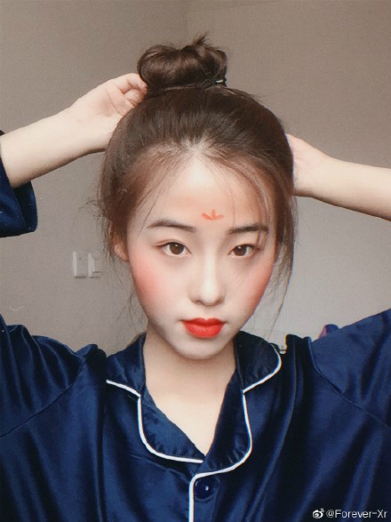 Following the release of Disney’s trailer for its live-action remake of “Mulan,” fans all over the world have begun recreating the image of the titular Chinese heroine — with particular attention to her traditional beauty.