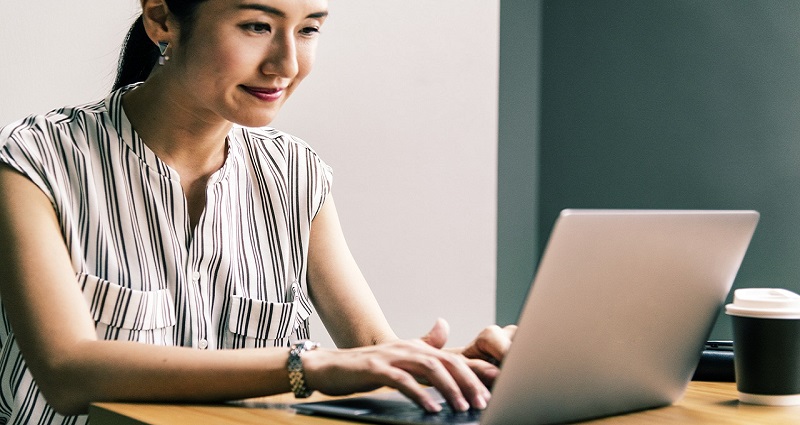 80% of Singaporeans Enjoy Being Workaholics, Survey Says