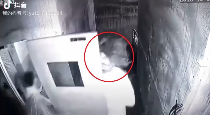 A woman has expressed gratitude to her group of male friends for saving her from a chainsaw “killer” at a “haunted” escape room in Shaanxi province last October.