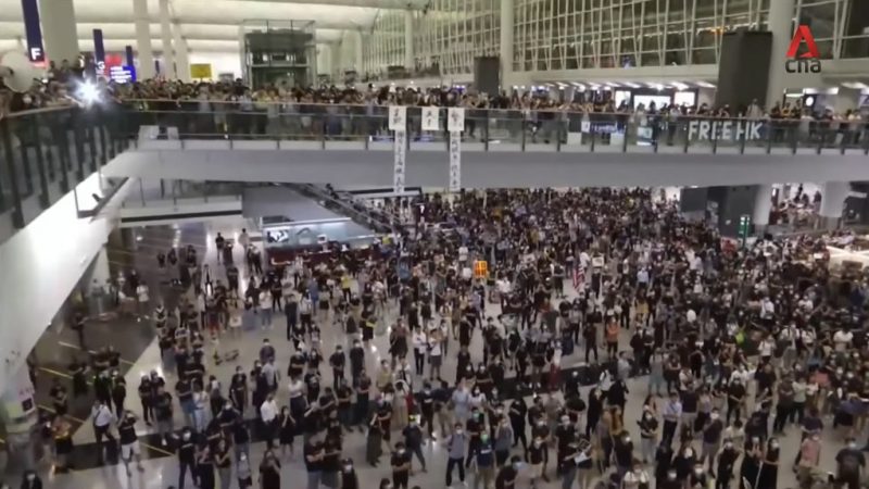 A number of Hong Kong protesters have apologized to travelers for holding demonstrations at the Hong Kong International Airport, which ultimately led to the suspension of all departure flights for two consecutive days earlier this week.