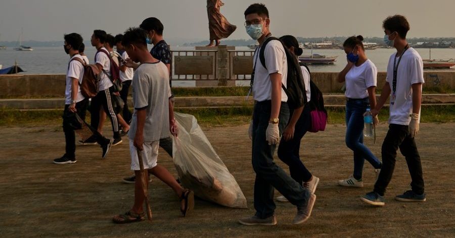 South Korean Mayor Deliberately Dumps Trash on Clean Beach for Coastal Clean Up Day