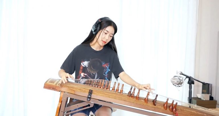 Badass Musician Rocks Jimmy Hendrix on a Traditional Korean Instrument
