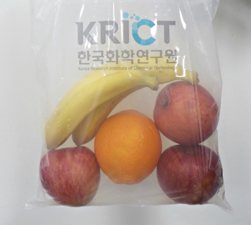A South Korean scientist is helping to curb climate change by developing biodegradable plastic bags made of materials such as crab shells.
