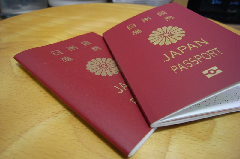 Japanese and Singaporean citizens hold the world’s most powerful passports in the final quarter of the year, being able to visit a respective total of 190 destinations without a visa.