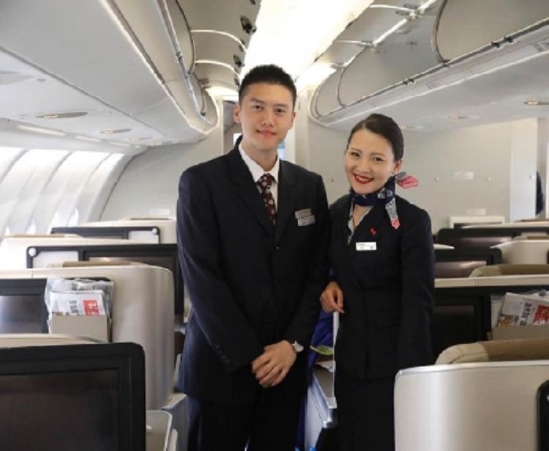 A 20-year-old Chinese man is now working with the same stewardess he took a photo with 15 years ago.