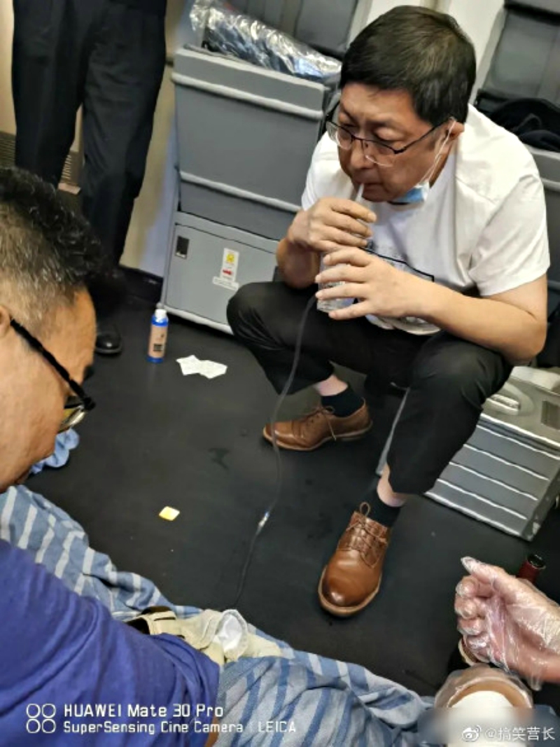 A physician from Guangdong, China has won praise on social media after sucking the urine of an elderly man suffering from a urologic symptom during an international flight.