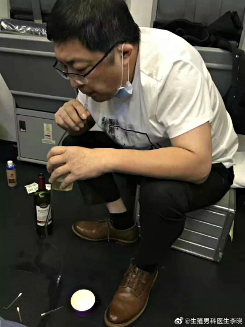 A physician from Guangdong, China has won praise on social media after sucking the urine of an elderly man suffering from a urologic symptom during an international flight.